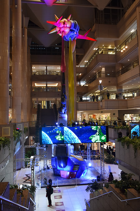 横浜ランドマークタワー内に設置された機動戦士ガンダムの名シーンを再現したバルーン展示